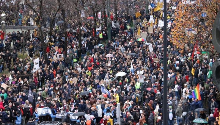 Brüksel’de 35 bin kişi sıkılaştırılan Kovid-19 tedbirlerini protesto etti