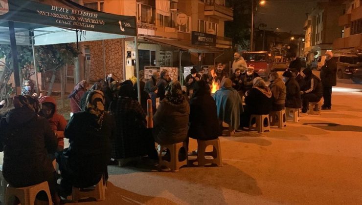 Düzce’de halk depremin ardından evlerine giremiyor