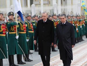 Cumhurbaşkanı Erdoğan Türkmenistan’da resmi törenle karşılandı