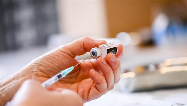 İngiltere’de 1 Nisan’dan itibaren sağlık çalışanları için aşı zorunlu olacak