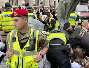 İngiltere’de çevreci eyleme polis müdahalesi