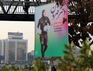 İran’da cinsiyeti tartışılan kalecinin posterleri meydanlara asıldı
