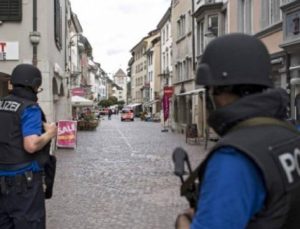 İsviçre’de “COVID-19 sertifikası” sormayan restoran sahipleri gözaltına alındı