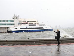 İzmir’de fırtına vapur ve tren seferlerini aksatıyor