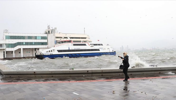 İzmir’de fırtına vapur ve tren seferlerini aksatıyor