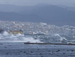 İzmir’de vapur seferleri durduruldu