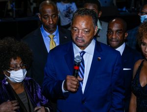 Düşerek başını vuran Jesse Jackson hastaneye kaldırıldı