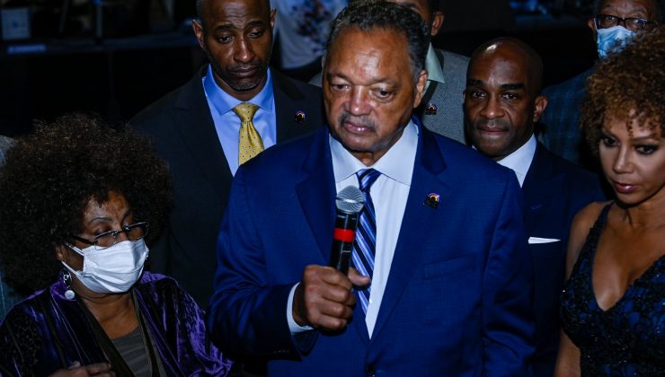 Düşerek başını vuran Jesse Jackson hastaneye kaldırıldı