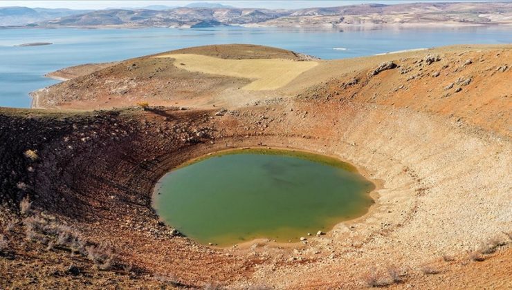 Keban Baraj Gölü’nde dev obruk ortaya çıktı