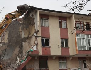 Keçiören’deki Onbirler Apartmanı’nın yıkımına başlandı