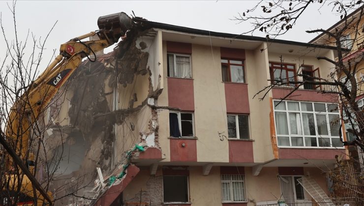 Keçiören’deki Onbirler Apartmanı’nın yıkımına başlandı