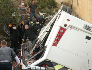 Kocaeli’de öğrenci servisi devrildi, 2 kişi öldü, 20 kişi yaralandı