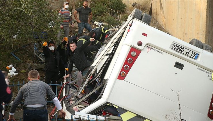 Kocaeli’de öğrenci servisi devrildi, 2 kişi öldü, 20 kişi yaralandı