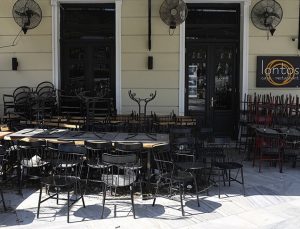Yunanistan’da birçok lokanta ve kafe Kovid-19 nedeniyle kepenk kapattı
