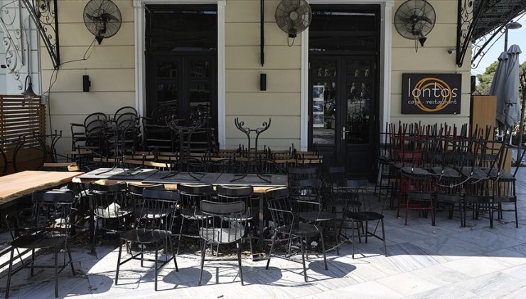 Yunanistan’da birçok lokanta ve kafe Kovid-19 nedeniyle kepenk kapattı
