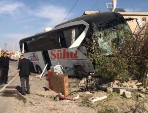 Yolcu otobüsü kamyonetle çarpıştı: 1 ölü, 10 yaralı
