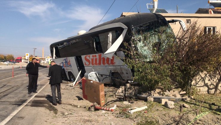 Yolcu otobüsü kamyonetle çarpıştı: 1 ölü, 10 yaralı