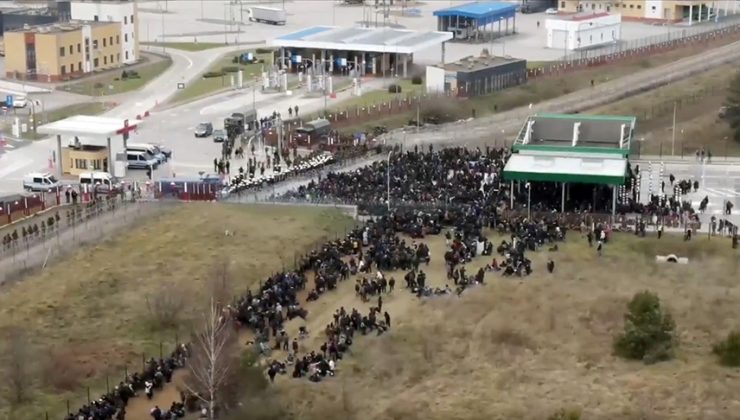 Belarus-Polonya sınırındaki göçmenler Polonya sınır kapısına dayandı