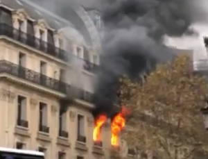 Paris’te tarihi bir binada yangın çıktı