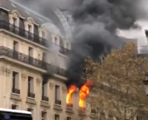 Paris’te tarihi bir binada yangın çıktı