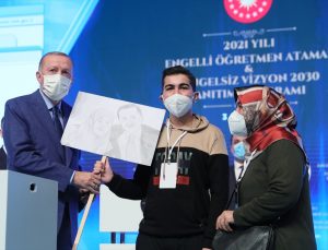 Engelli gencin hediyesi Erdoğan’ı duygulandırdı! Elinden öperek teşekkür etti