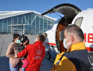 Ambulans uçak bir bebek için havalandı
