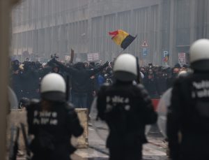 Belçika’da Covid 19 önlemleri protestosuna polis müdahalesi