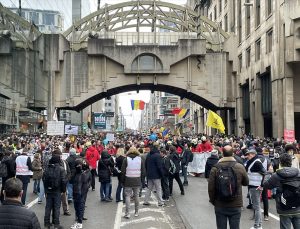 Brüksel’de binlerce kişi Kovid-19 tedbirlerini protesto etti