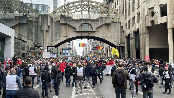 Brüksel’de binlerce kişi Kovid-19 tedbirlerini protesto etti