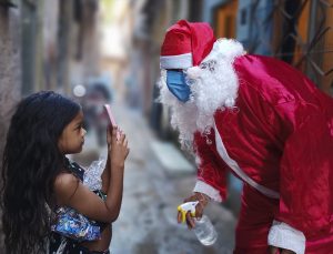 Noel Baba Rio’yu dezenfektanla gezdi