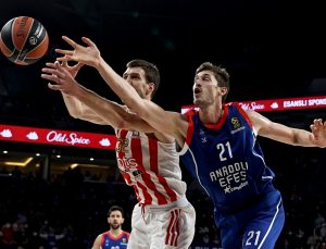 Anadolu Efes taraftarı ile kazandı 84-83