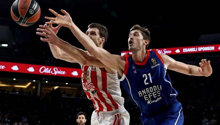 Anadolu Efes taraftarı ile kazandı 84-83