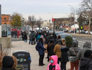 New York’ta Kovid 19 test merkezinde uzun kuyruklar