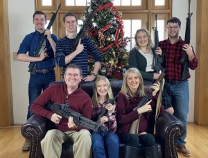 Cumhuriyetçi Senatör’den aile boyu silahlı Noel pozu