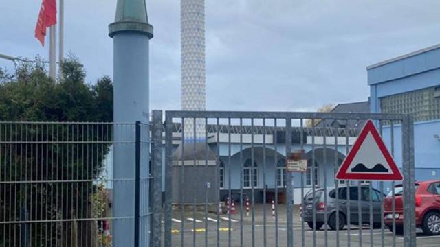 Almanya’da ırkçı saldırı: Cami kapısına domuz başı asıldı