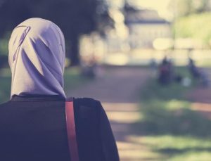 Berlin’de başörtülü Müslüman bir kadın saldırıya uğradı