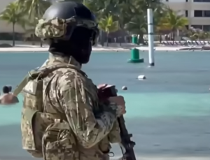 Meksika Ulusal Muhafızları Cancun plajlarında silahlı dolaşıyor