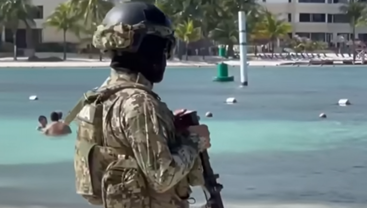 Meksika Ulusal Muhafızları Cancun plajlarında silahlı dolaşıyor