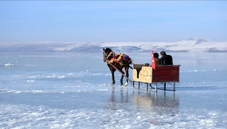 Çıldır Gölü’nde buz kalınlığı 15 santimetreye ulaştı