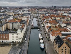 Danimarka Kovid-19 önlemlerini sıkılaştırıyor