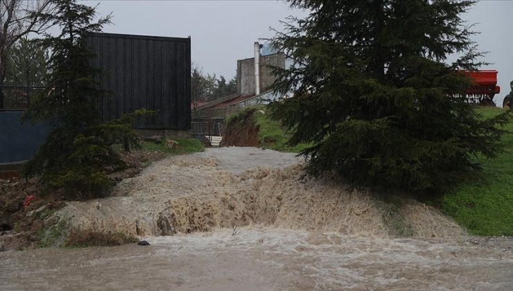 Edirne’de selde mahsur kalanlar kurtarıldı