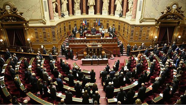 Fransa’da oturumu olmayanlara ücretsiz tedaviyi yasaklayan madde senatodan geçti