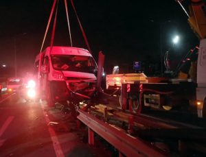 Servis minibüsü bariyere çarptı: 1 kişi öldü, 2 kişi yaralandı