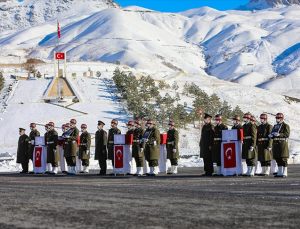 Hakkari’de şehit askerler için tören düzenlendi