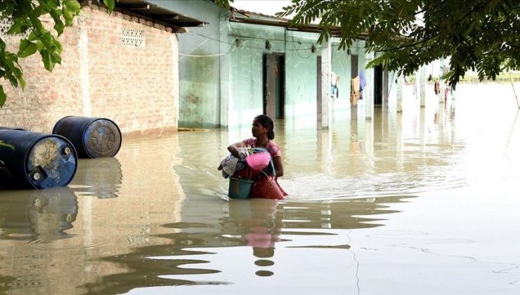 Fırtına Hindistan’ı esir aldı, 54 bin kişi tahliye edildi