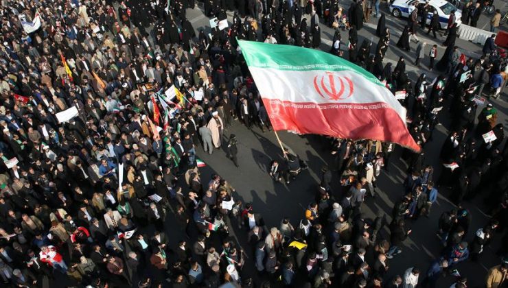 İran’da öğretmenler gösteri düzenledi