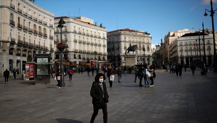 İspanya’da açık alanda maske kullanma zorunluluğu geri getiriliyor