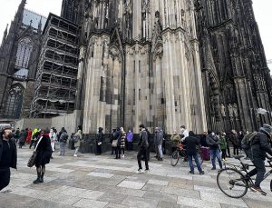 Almanya’da tarihi Köln Katedrali’nde Kovid-19 aşısı kuyruğu