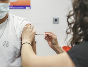 Aşı karşıtlarının yerine 8 kez aşı oldu