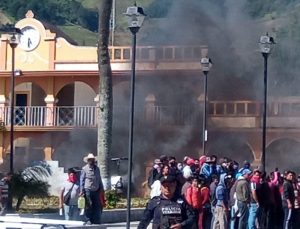 Meksika’da belediye başkanına kızıp belediye binasını ateşe verdiler